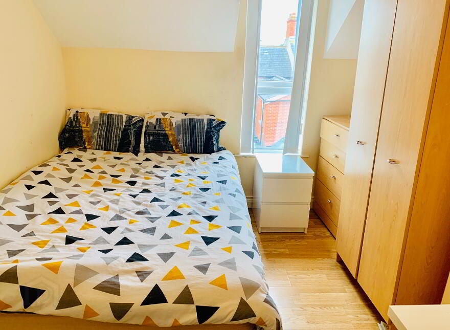 Room 6, 31 Sandhurst Drive, Stranmillis, Belfast, BT9 5AY