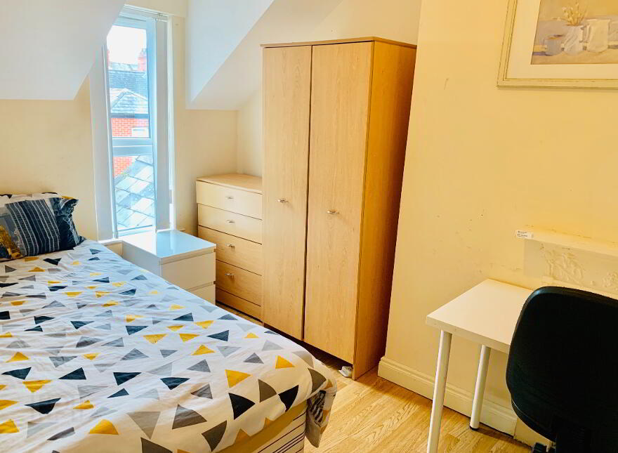 Room 6, 31 Sandhurst Drive, Stranmillis, Belfast, BT9 5AY