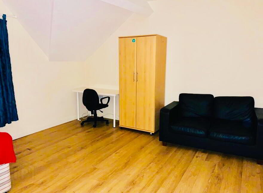 Room 7, 31 Sandhurst Drive, Stranmillis, Belfast, BT9 5AY