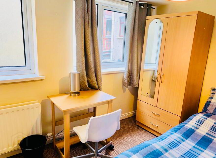 Room 3 En-Suite, 44 Rathcoole Street, Lisburn Road, Belfast, BT9 7GA