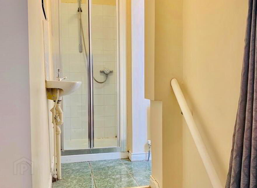 Room 3 En-Suite, 44 Rathcoole Street, Lisburn Road, Belfast, BT9 7GA