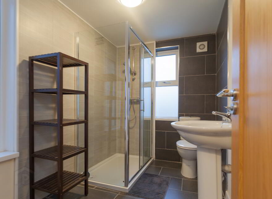 Room 4, 21 Willowbank Gardens, North Belfast, Belfast, BT15 5AH