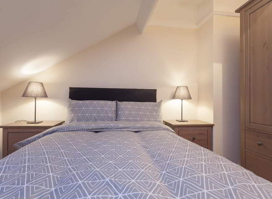 Room 4, 21 Willowbank Gardens, North Belfast, Belfast, BT15 5AH