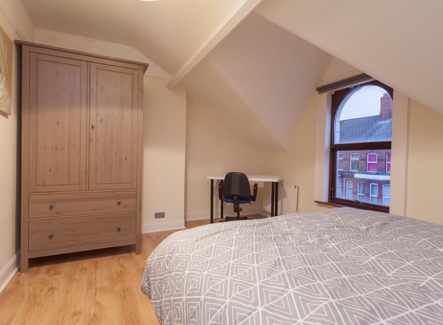 Room 5, 21 Willowbank Gardens, North Belfast, Belfast, BT15 5AH