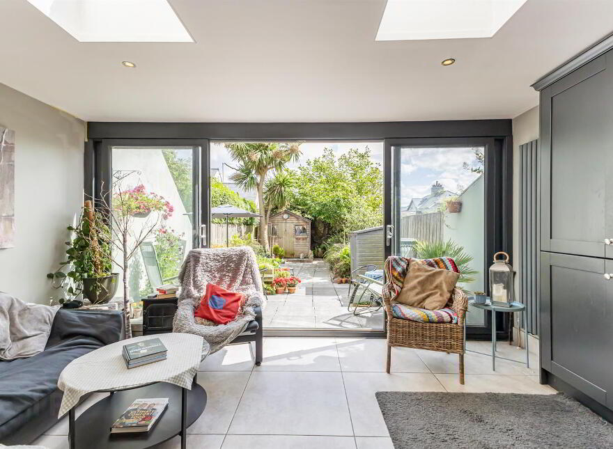 16 Ballyholme Esplanade, Bangor, BT20 5LZ