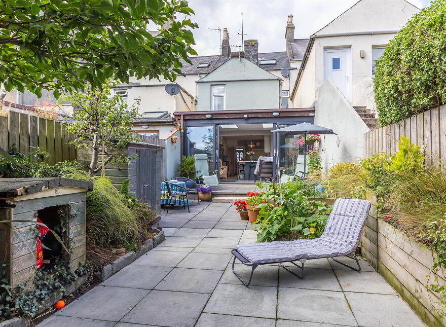 16 Ballyholme Esplanade, Bangor, BT20 5LZ