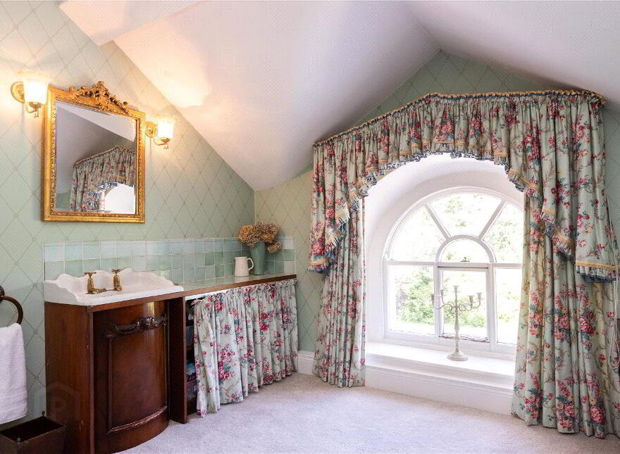 Ballyaughlis Lodge, 238 Ballylesson Road, Drumbo, Lisburn, BT27 5TS