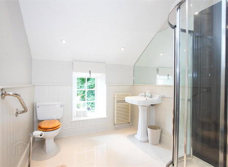 Ballyaughlis Lodge, 238 Ballylesson Road, Drumbo, Lisburn, BT27 5TS