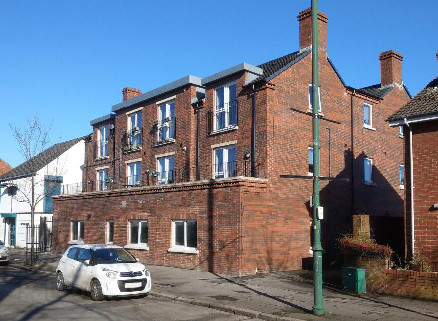 Apartment 8, 62a Templemore Avenue, Albertbridge Road / Newtownards Ro...Belfast, BT5 4FT photo