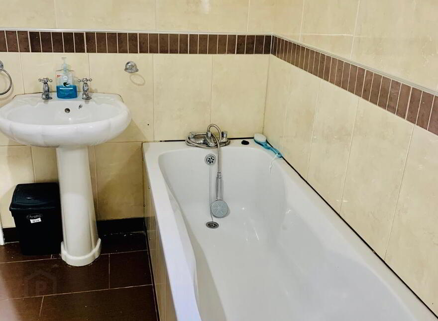Duncairn Gardens, Room 1, R2 & R5. All Utiliity Bills Included, Belfast, BT15 2GN