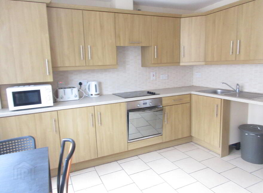 Great 3 Bedroom Apartment, 2A Carmel Street, Queens Quarter, Belfast, BT7 1QE