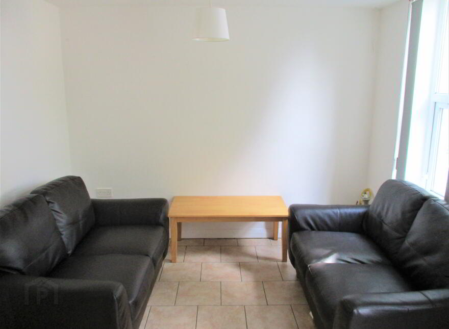 Great 4 Bedroom Student Apartment, 16B Rugby Avenue, Queens Quarter, Belfast, BT7 1RG
