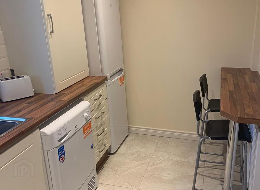Ensuite Room 4, 26c Brookvale Ave, Belfast, BT14 6BW