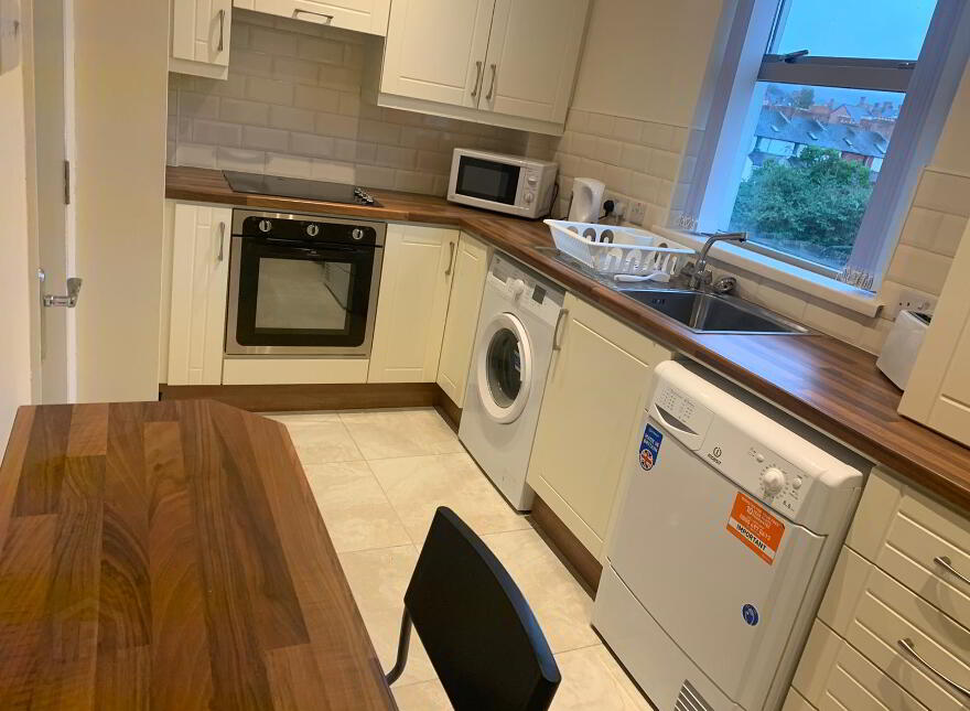 Ensuite Room 4, 26c Brookvale Ave, Belfast, BT14 6BW