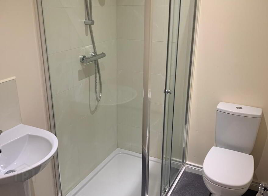 Ensuite Room 4, 26c Brookvale Ave, Belfast, BT14 6BW