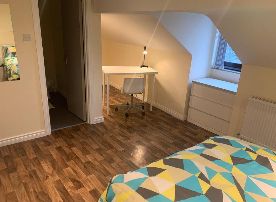Ensuite Room 4, 26c Brookvale Ave, Belfast, BT14 6BW