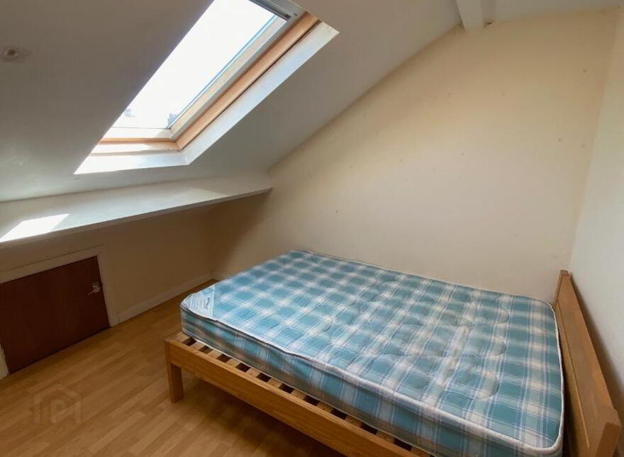 Great Location, 1b Carmel Street, Queens Quarter, Belfast, BT7 1QE