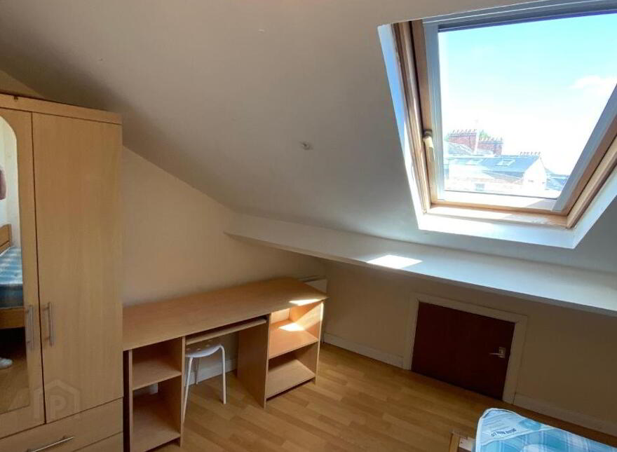 Great Location, 1b Carmel Street, Queens Quarter, Belfast, BT7 1QE