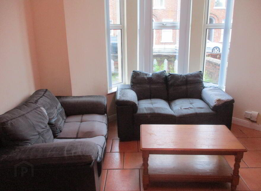 Great Location, 122a Fitzroy Avenue, Queens Quarter, Belfast, BT7 1HX