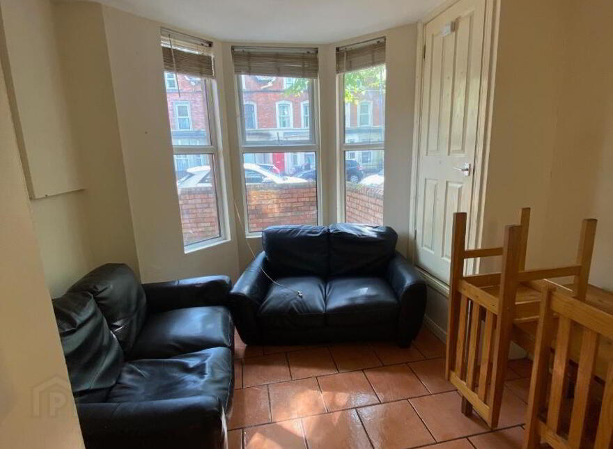 Great Location, 62A University Avenue, Queens Quarter, Belfast, BT7 1GY