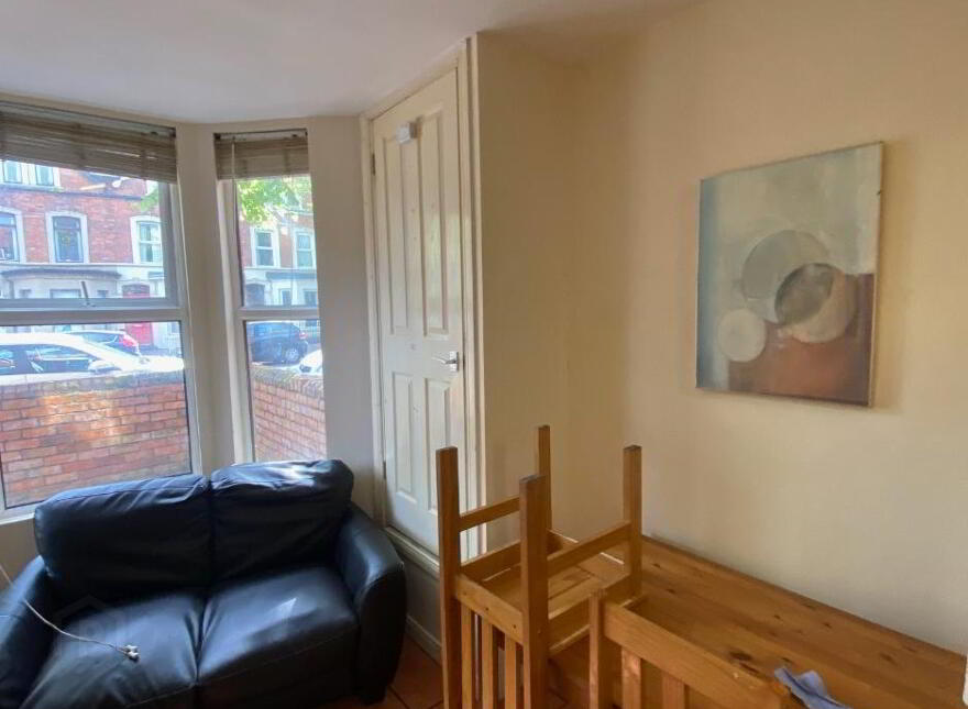 Great Location, 62A University Avenue, Queens Quarter, Belfast, BT7 1GY