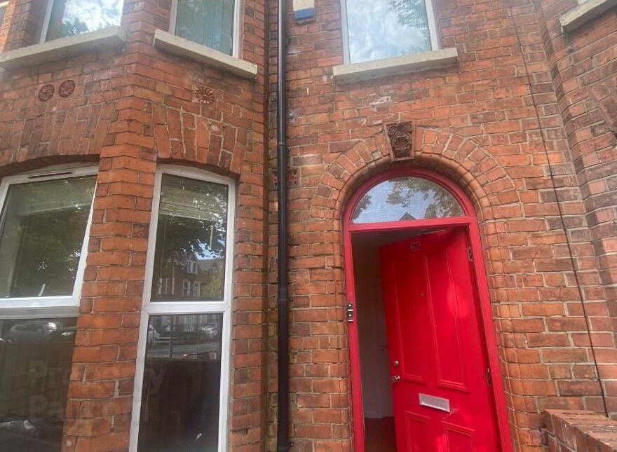 Great Location, 62b University Avenue, Queens Quarter, Belfast, BT7 1GY photo