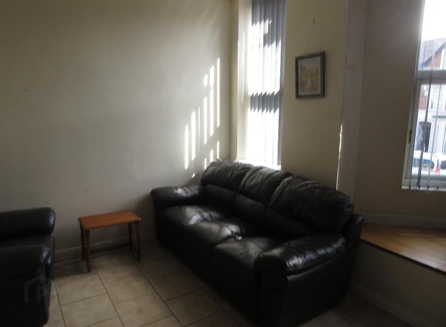 Great Location, 68B University Avenue, Queens Quarter, Belfast, BT7 1GY