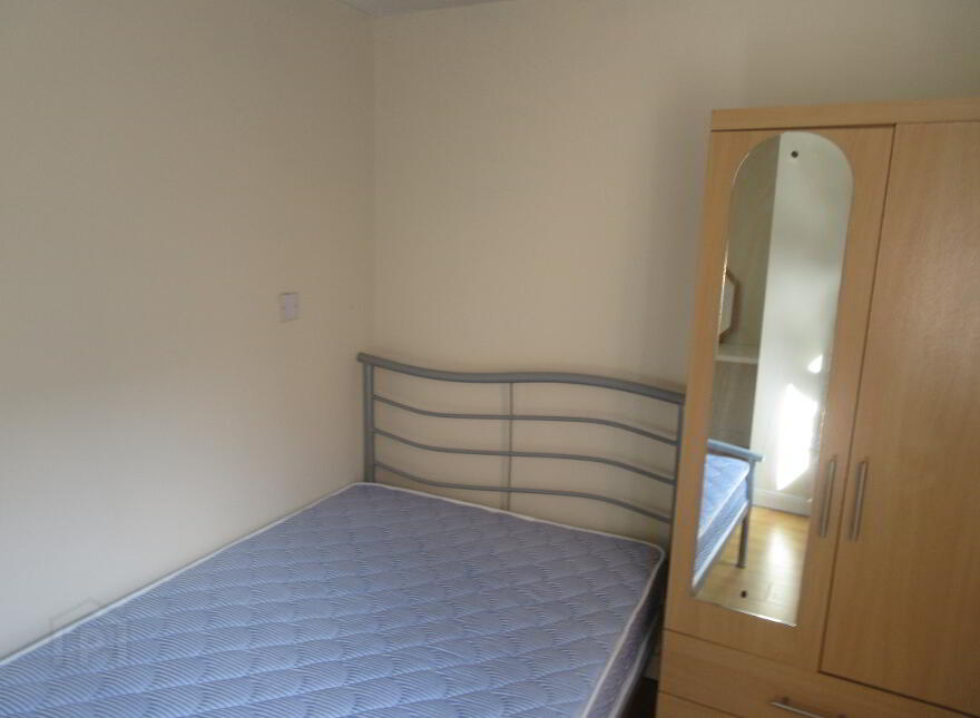 Great Location, 68B University Avenue, Queens Quarter, Belfast, BT7 1GY