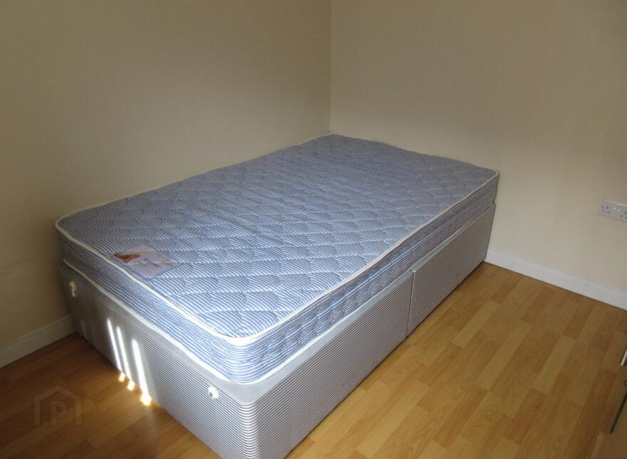 Great Location, 68B University Avenue, Queens Quarter, Belfast, BT7 1GY