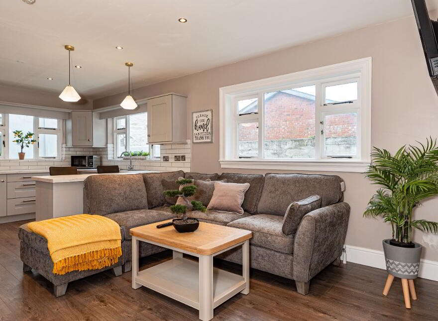 Room To Let, 20 Clarendon Street, Bills Included, Cityside, BT48 7ET