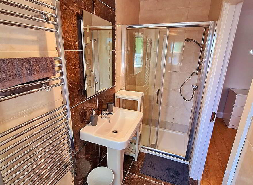 Ensuite Room 1, 361 Donegall Rd, Belfast, BT12 6NY