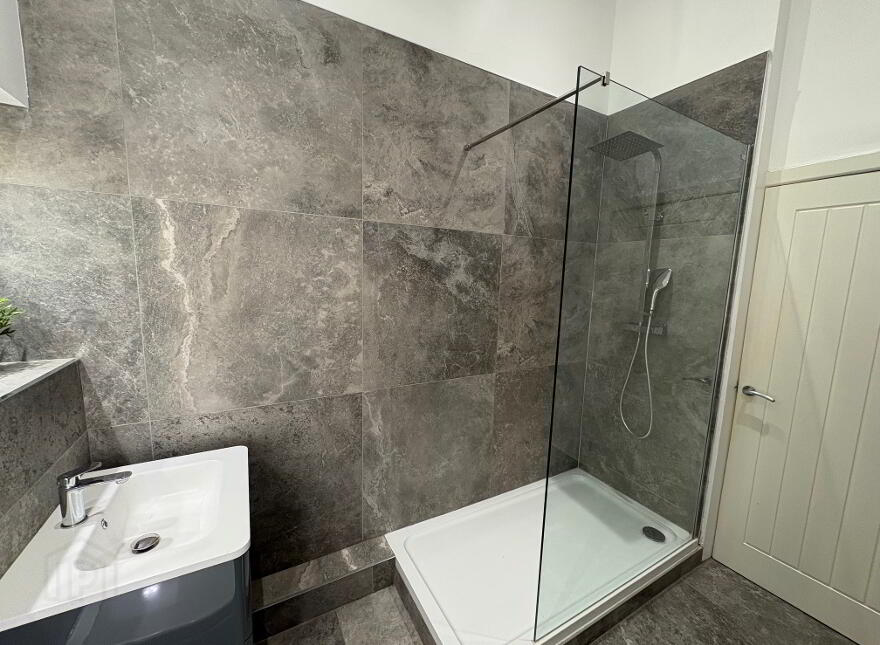 Apt 1 43 Cromwell Road, Botanic, Belfast, BT7 1JX