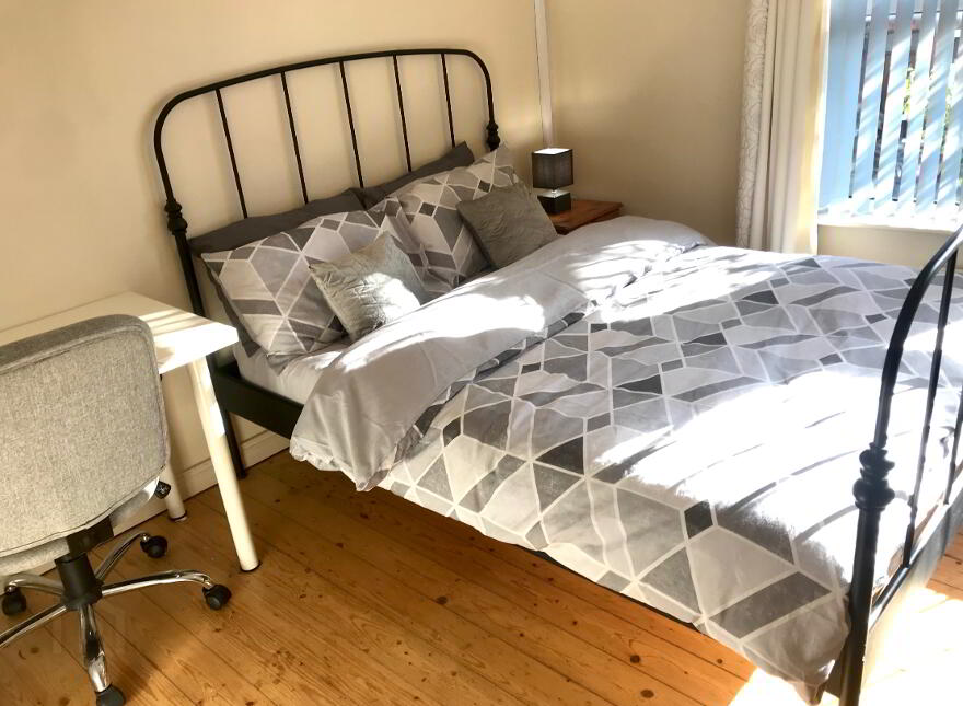 Donegall Road, En-Suite Room 4, All Bills Included, Belfast, BT12 5NB