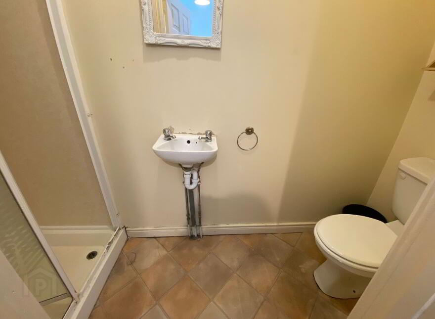 Donegall Road, En-Suite Room 4, All Bills Included, Belfast, BT12 5NB