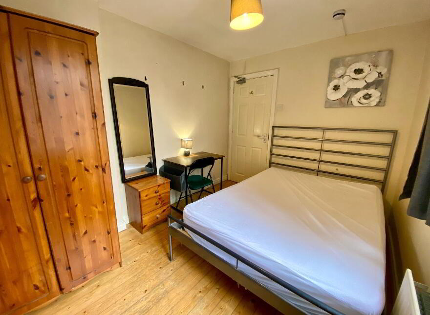 Donegall Road, En-Suite Room 4, Room 5 & Room 2, Belfast, BT12 5NB