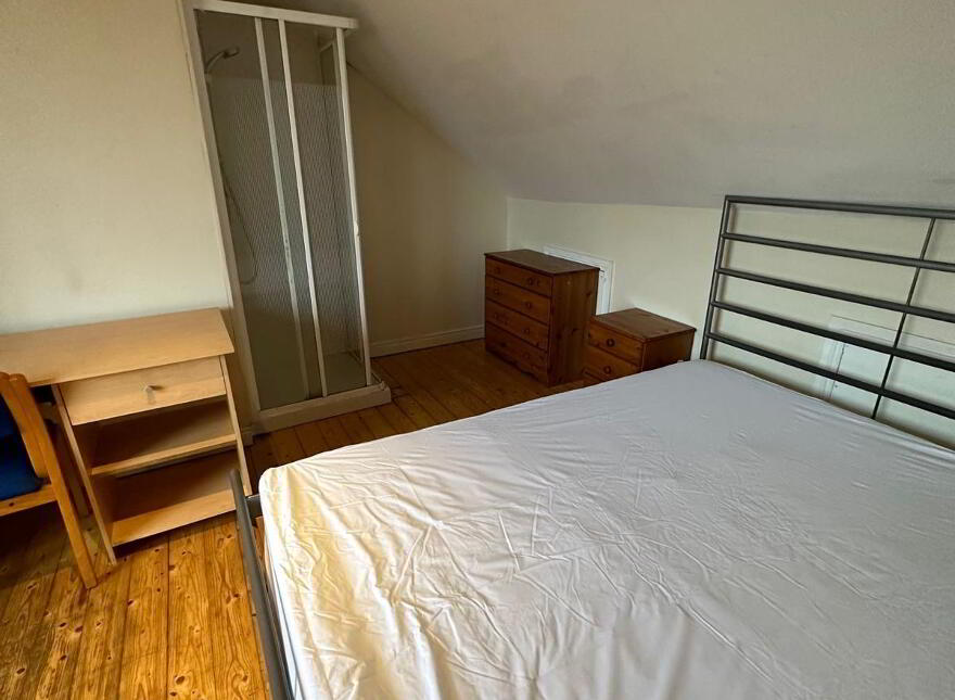 Donegall Road, En-Suite Room 4, Room 5 & Room 2, Belfast, BT12 5NB