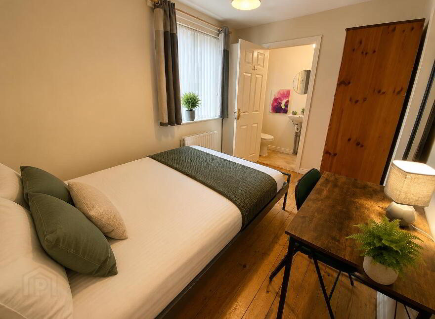 Donegall Road, En-Suite Room 4, Room 5 & Room 2, Belfast, BT12 5NB