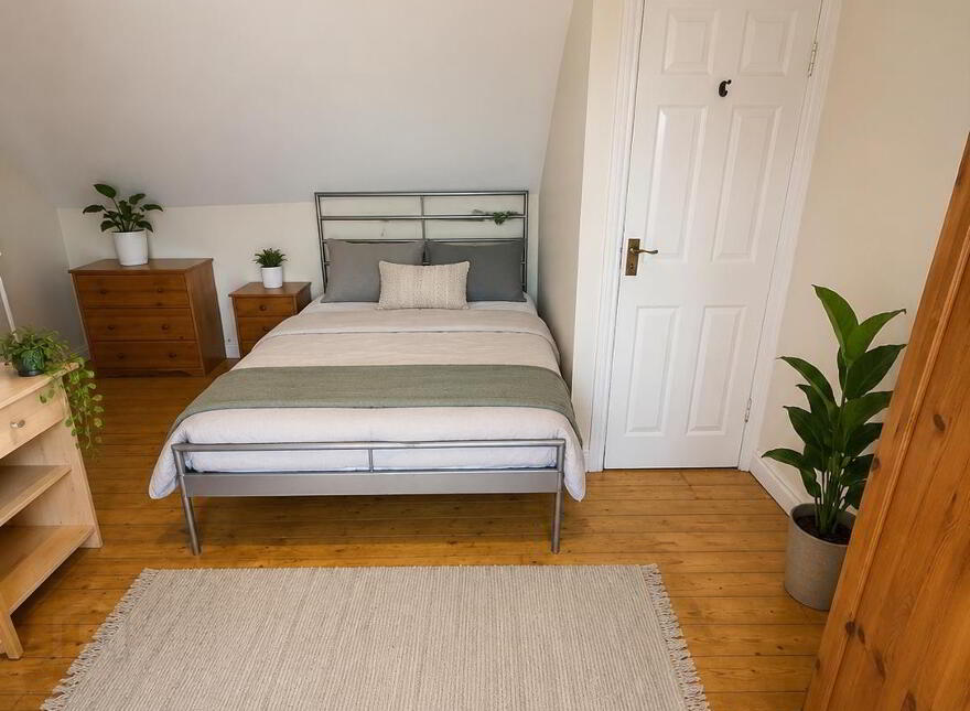 Donegall Road, En-Suite Room 4, Room 5 & Room 2, Belfast, BT12 5NB