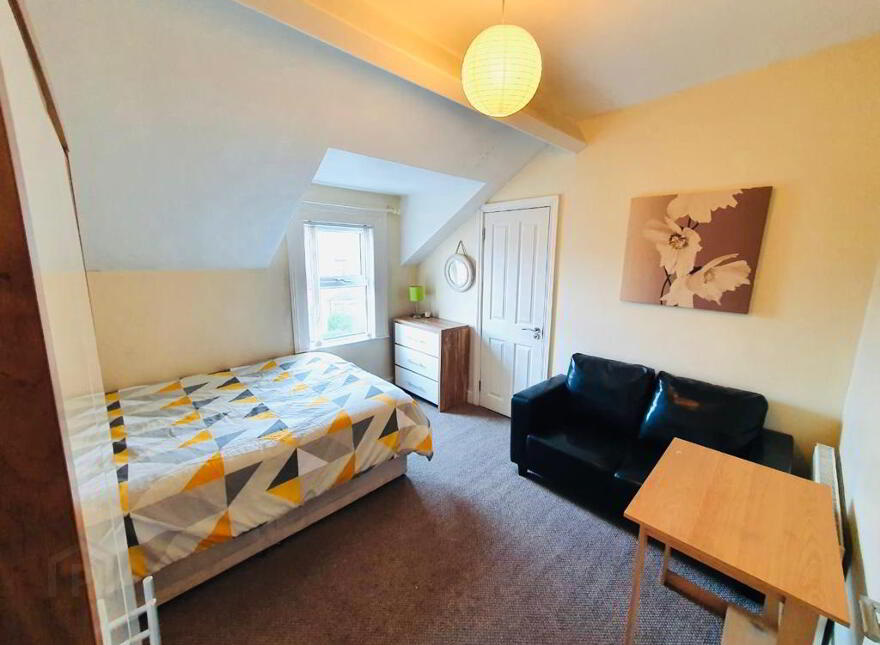 Tates Avenue, Ensuite Room 6, All Bills Included, Belfast, BT9 7BY