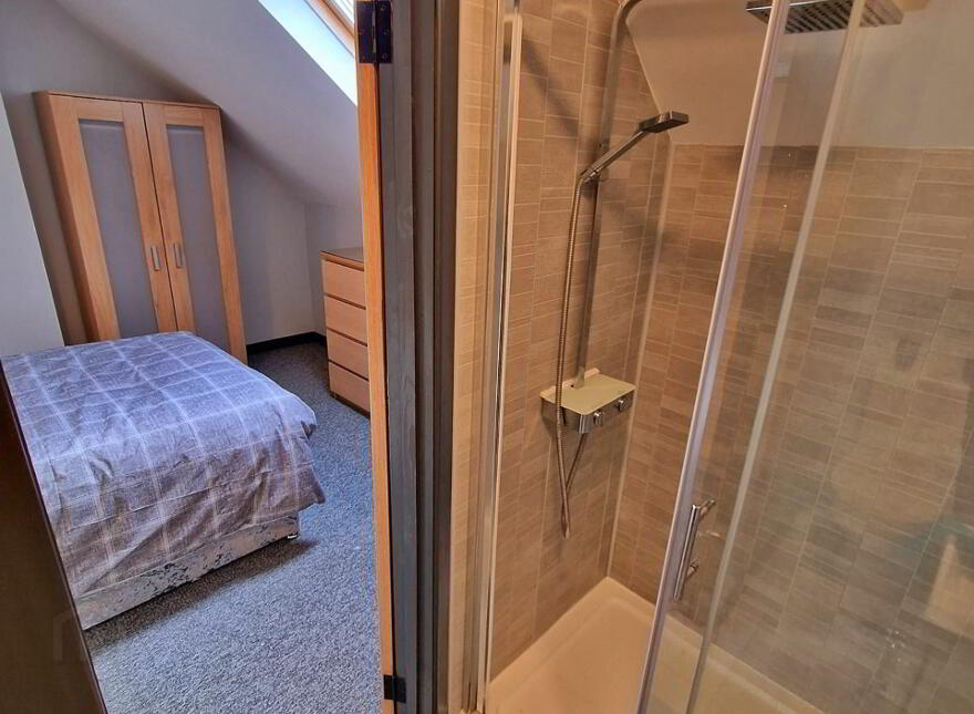 Ensuite Room 4, 32 Sandown Rd, Belfast, BT5 6GY
