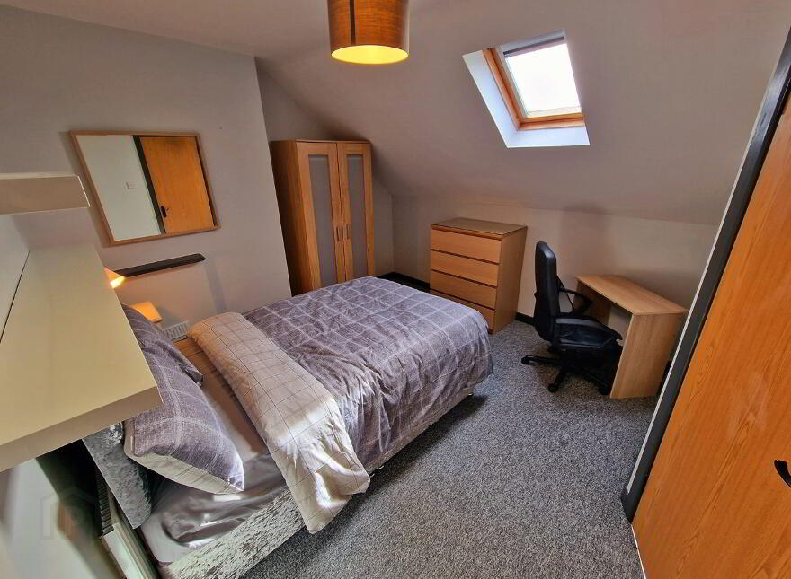Ensuite Room 4, 32 Sandown Rd, Belfast, BT5 6GY