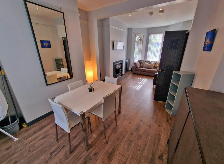 Ensuite Room 4, 32 Sandown Rd, Belfast, BT5 6GY