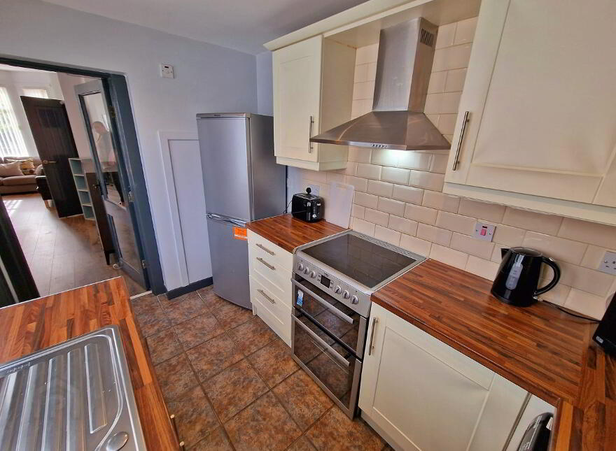 Ensuite Room 4, 32 Sandown Rd, Belfast, BT5 6GY
