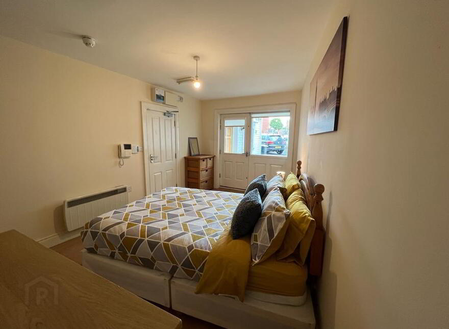 Lisburn Road, Room 1, Belfast, BT9 6BT