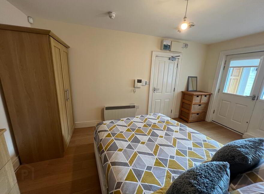Lisburn Road, Room 1, Belfast, BT9 6BT