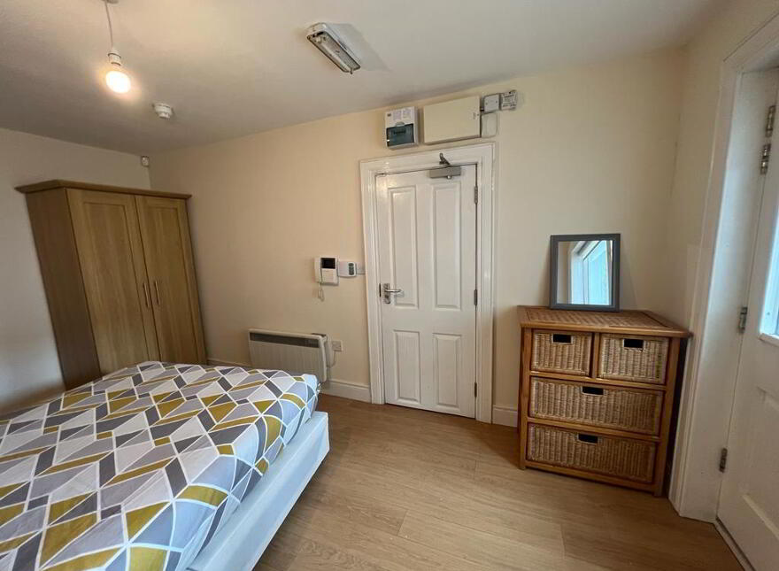 Lisburn Road, Room 1, Belfast, BT9 6BT