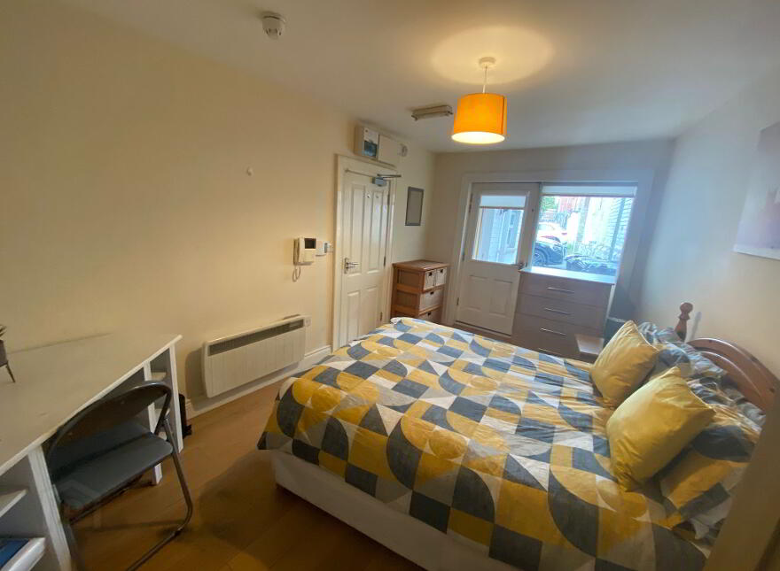 Lisburn Road, Room 1, Belfast, BT9 6BT