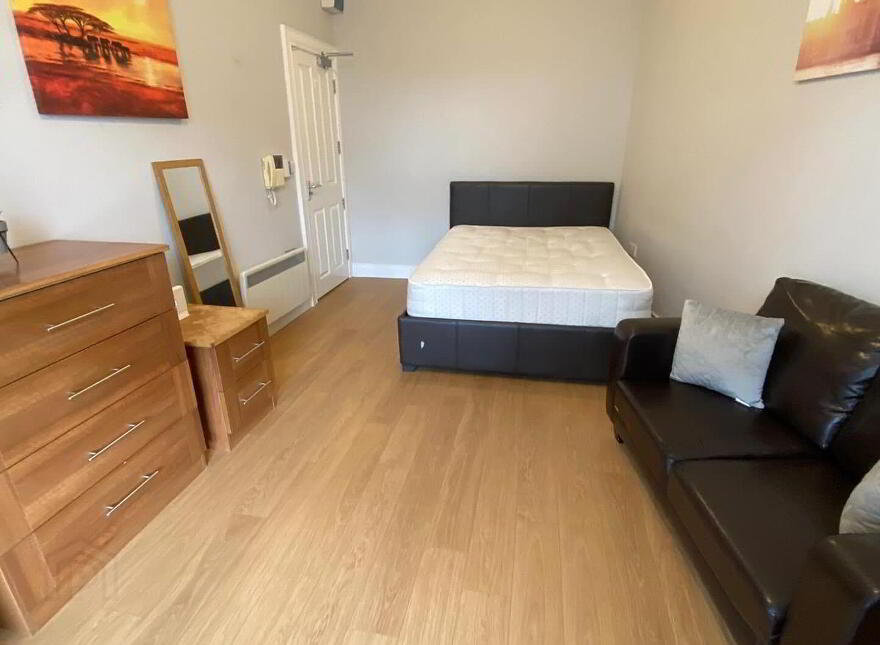 Lisburn Road, Room 3, R4 And R6 - R8 MOST BILLS INCLUDED, Belfast, BT9 6BT