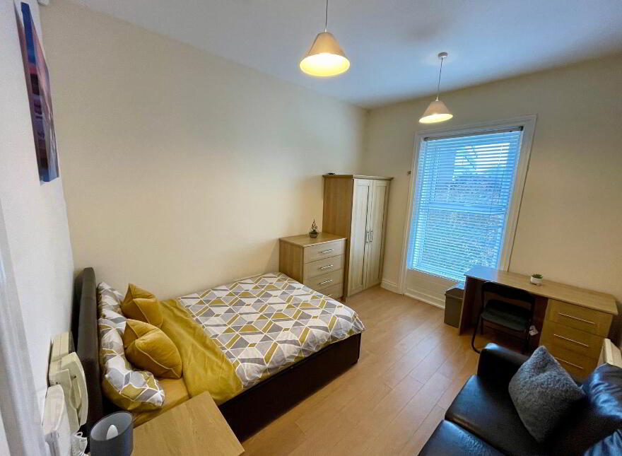 Lisburn Road, Room 3, R4 And R6 - R8 MOST BILLS INCLUDED, Belfast, BT9 6BT