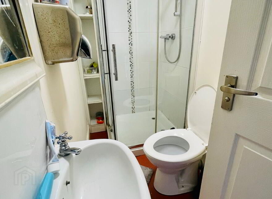 Lisburn Road, Room 4, Belfast, BT9 6BT